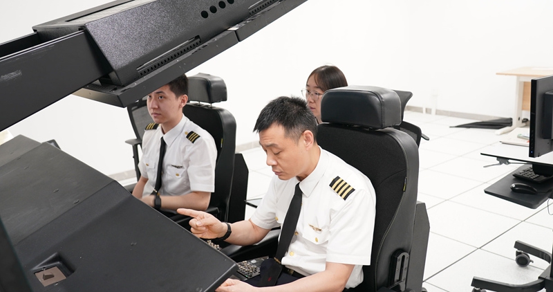 4. 飛行模擬機操作訓(xùn)練.jpg