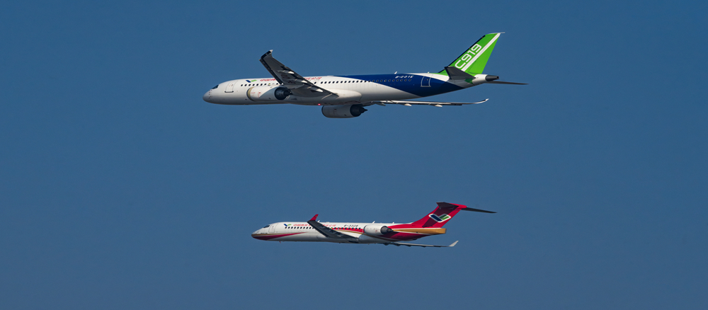 C919飛機(jī)首次飛抵拉薩，與正在進(jìn)行演示飛行的ARJ21飛機(jī)相聚在“世界屋脊”青藏高原_副本.jpg
